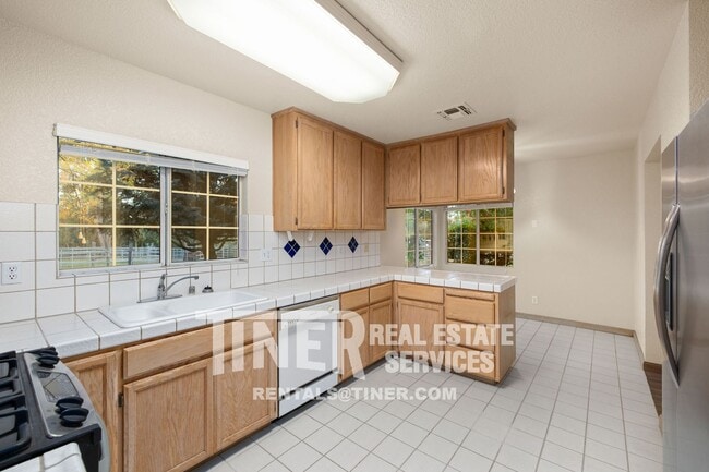 Building Photo - 3845 Marshall Ave