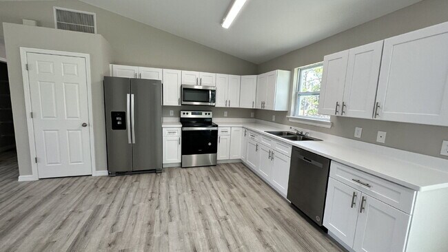 Building Photo - MOVE-IN SPECIAL: $500 off your first month's rent!