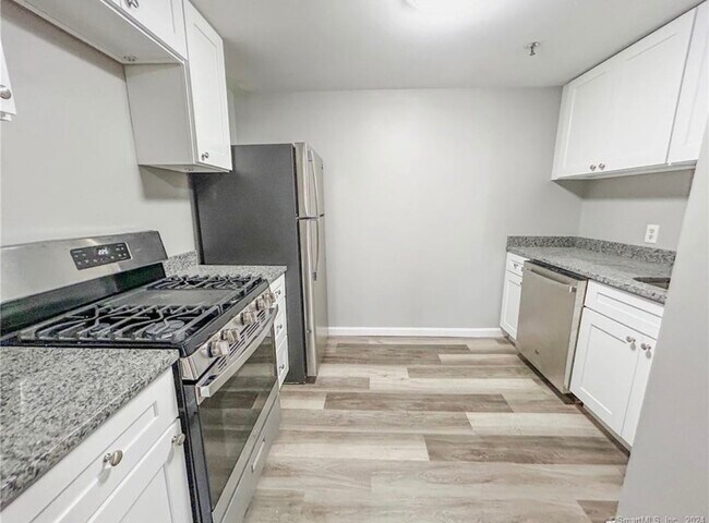 Building Photo - 100 Wells St