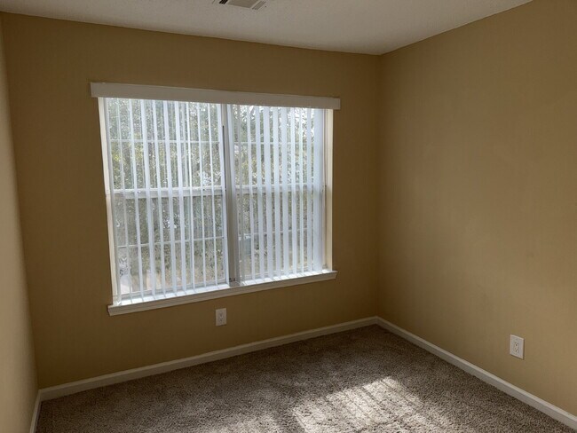 Building Photo - "Charming 3-Bedroom Townhouse in Crestview with Granite Countertops & 2.5 Baths!"