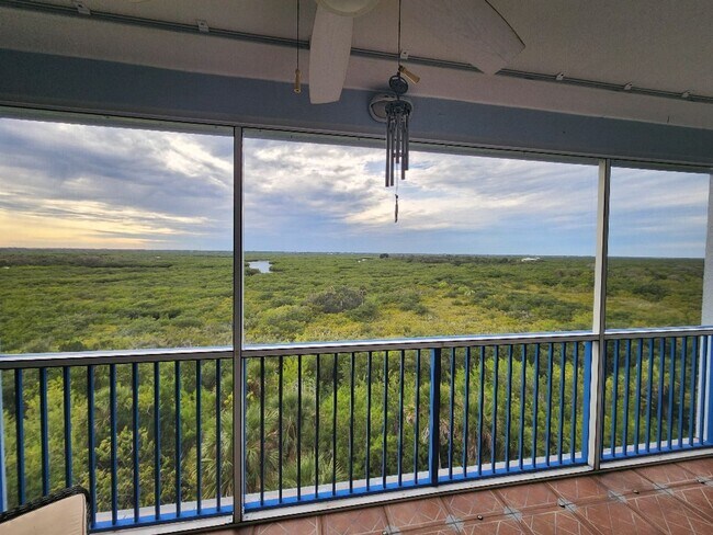 Building Photo - Beautiful Ocean Walk Condo Available April...
