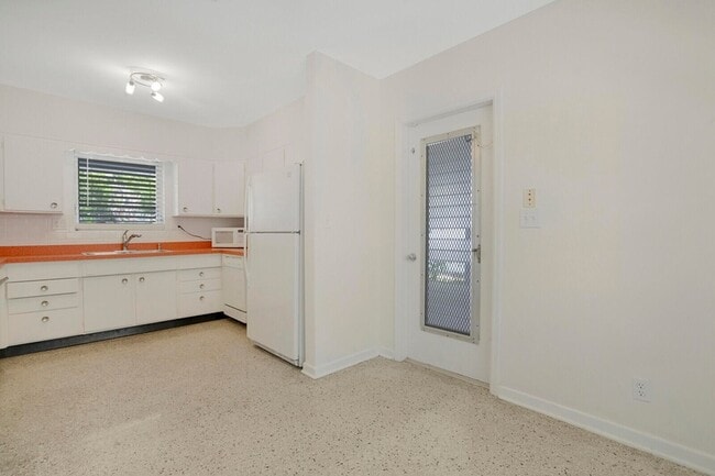 Building Photo - 3410 Poinsettia Ave