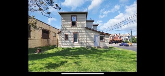 Building Photo - 715 1/2-570-572 E Main St