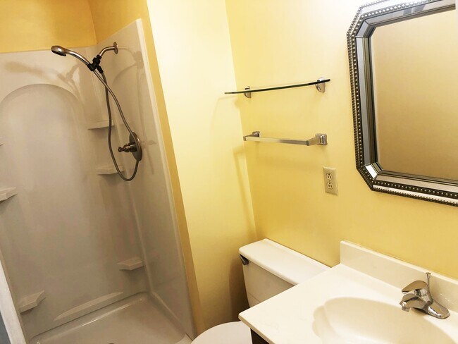 Building Photo - 1555 Flintwood Ave