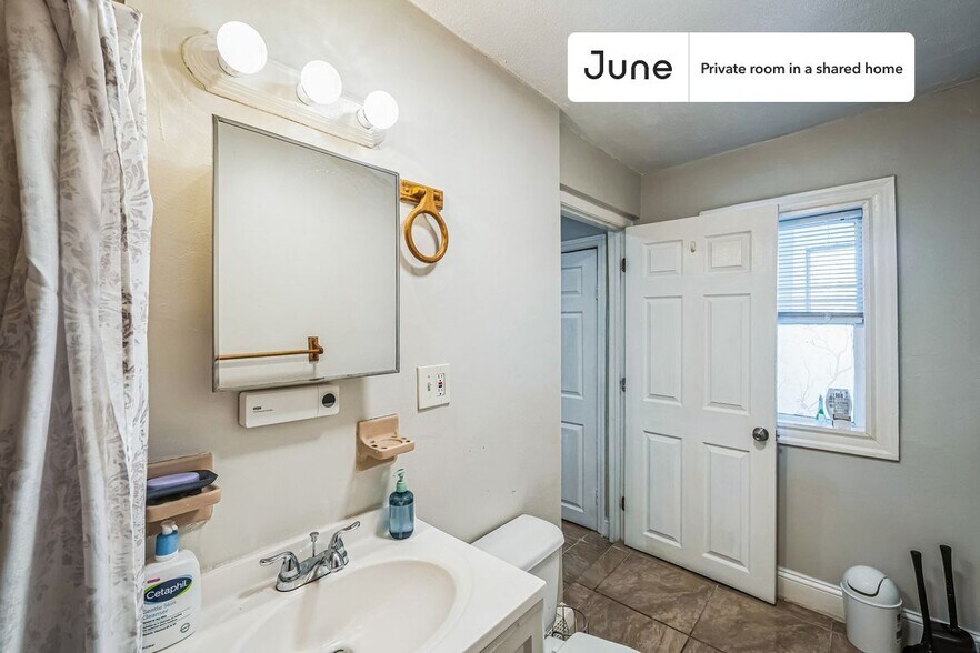 Building Photo - Room in Shared 4 bed/2 bath home