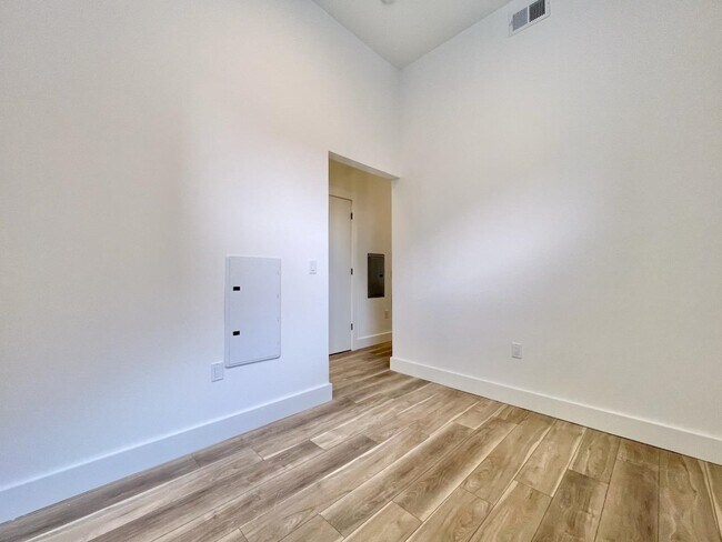 Building Photo - 375 Monmouth St