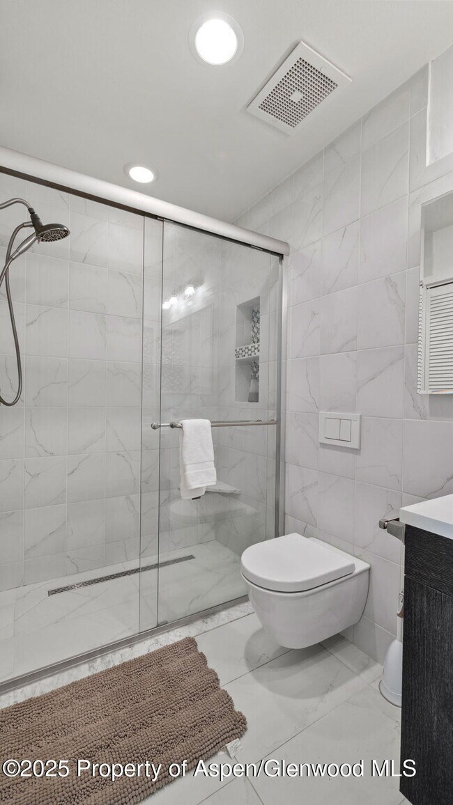 Building Photo - 715 Willoughby Way