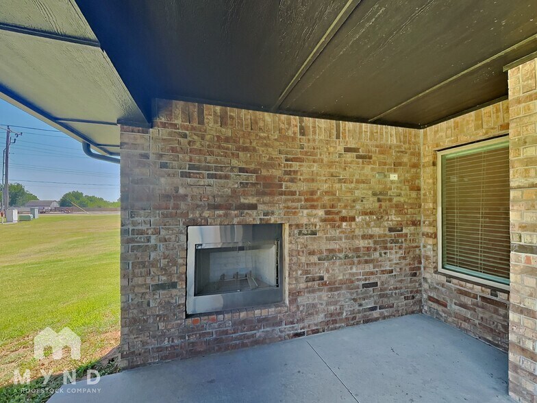 Building Photo - 829 E Barajas Terrace