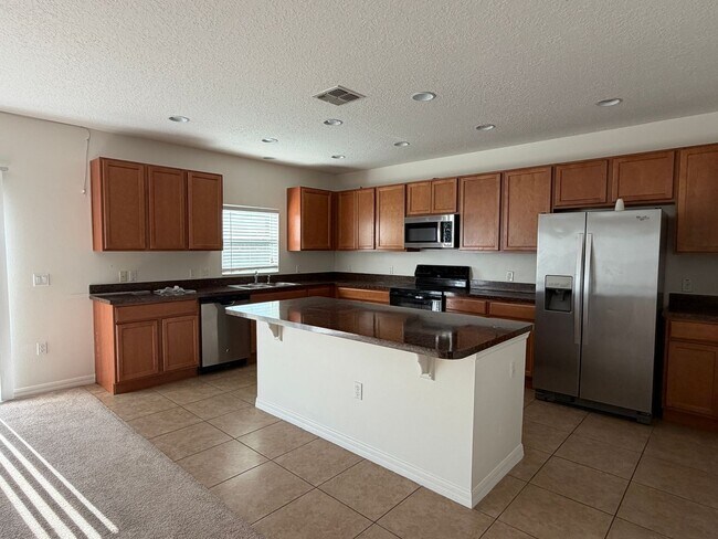 Building Photo - 5 bed 3 bath single family house for rent