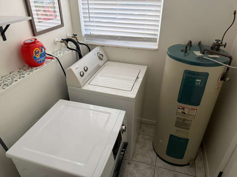 washer and dryer in unit - 4532 Bougainvilla Dr