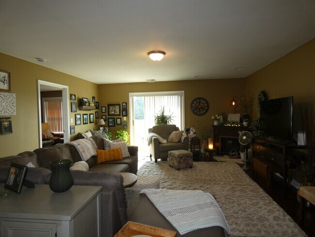 Building Photo - 655 N Edgemere Dr