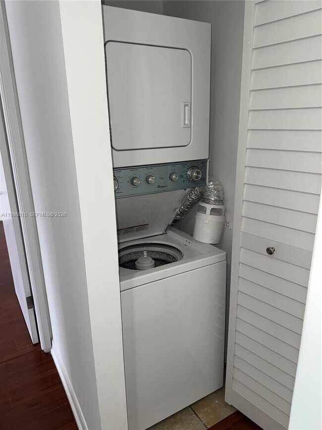 Building Photo - 600 NE 36th St