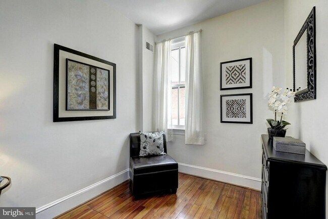 Building Photo - Spacious + Bright 1 Bedroom in Capitol Hill!