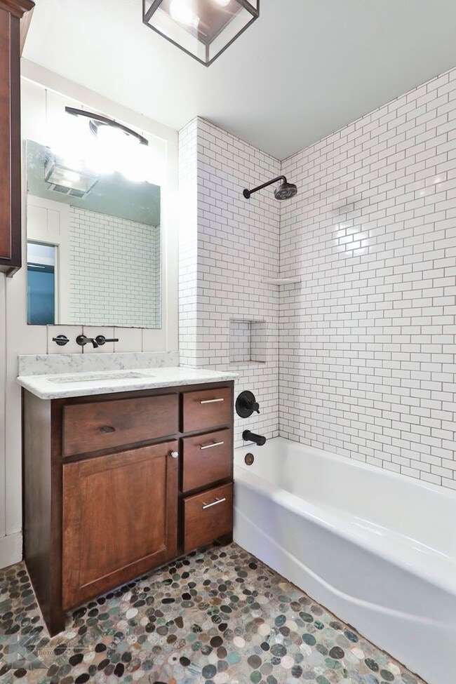 Building Photo - 3/2/2 duplex!  NEWLY UPDATED!