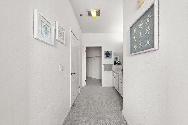 Building Photo - Epic REA - Top floor, Sweeping Views, 3 BR...