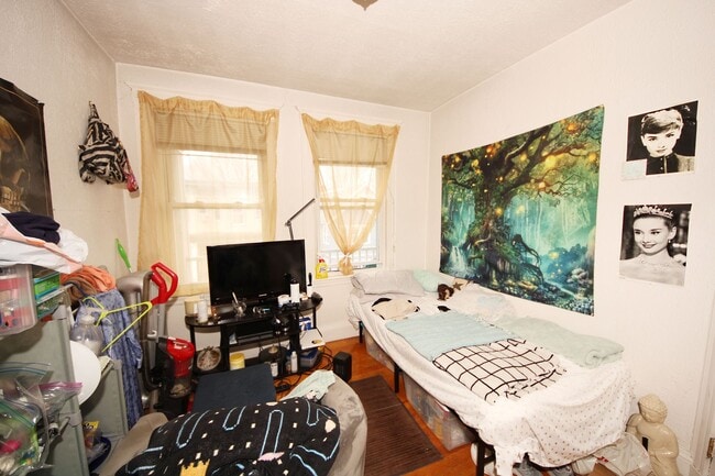 Building Photo - Brighton 3 Bed / Renovated Kitchen & Bath – On Bus Line – 9/1