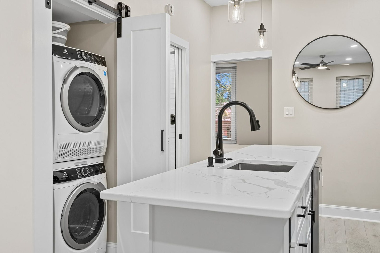 Building Photo - 218 4th St SE