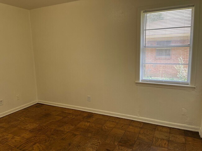 Building Photo - 3BR/1BA in Hyde Park