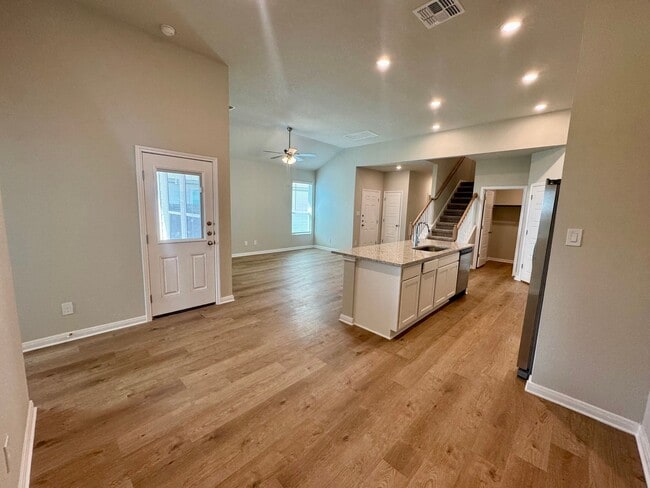 Building Photo - Stunning 4x2.5 Luxury Duplex in Buda, TX!