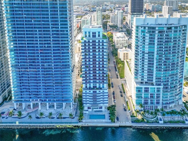 Building Photo - 700 NE 25th St