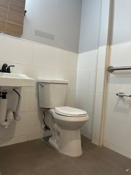 Building Photo - 212 Zabriskie St