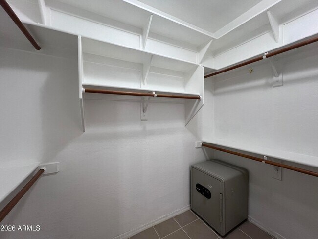 Building Photo - 218 E Sunburst Ln