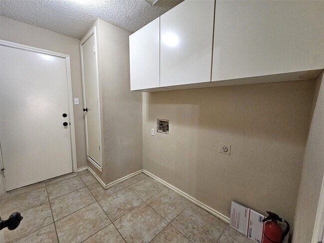 Building Photo - 2705 Francisco Dr