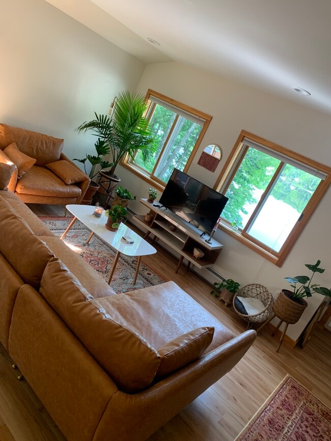 Furnished- living area - 131 Lakeside Dr