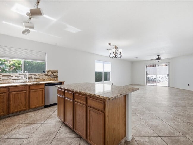 Building Photo - 9909 E Rocky Wash Dr