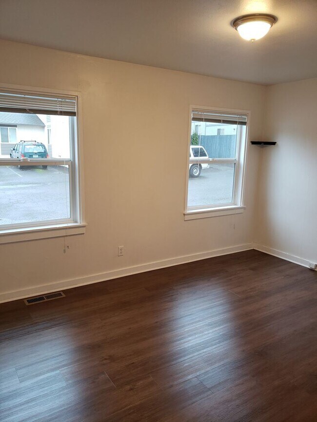 Building Photo - 6304 SW Beaverton Hillsdale Hwy