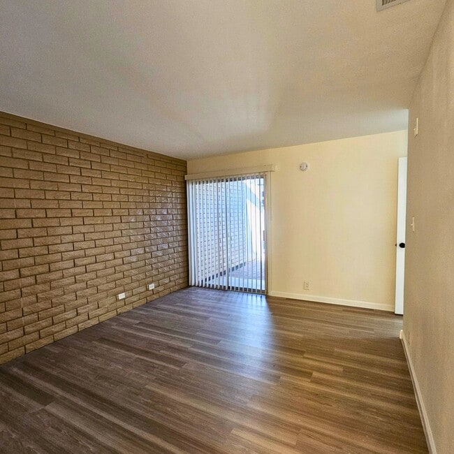 Building Photo - 3BR/2BA Townhome in NLV!