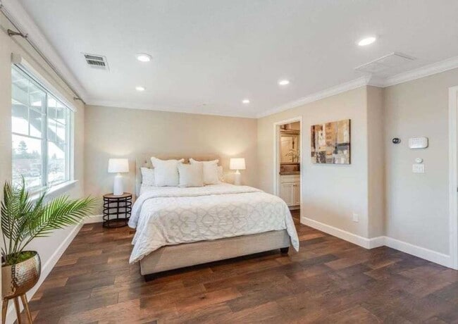 Building Photo - Luxury 3-Bed Townhouse in Hayward Just Built in 2019!