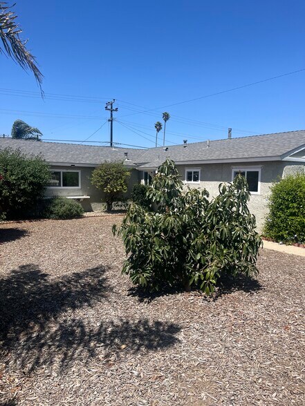 Building Photo - 1127 E Donovan Rd