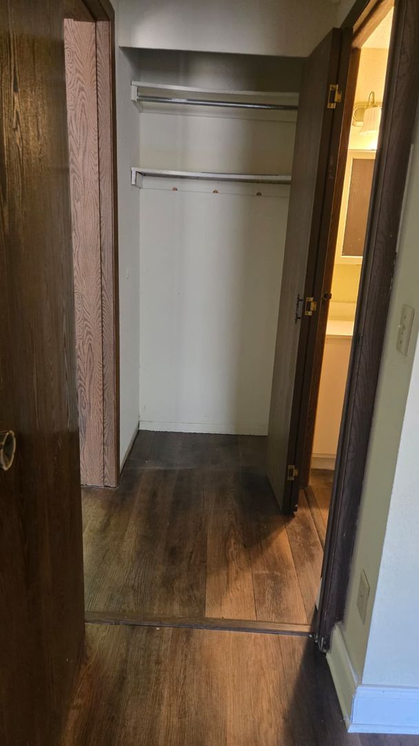 Building Photo - Fully Renovated 1/1 Available for Immediat...