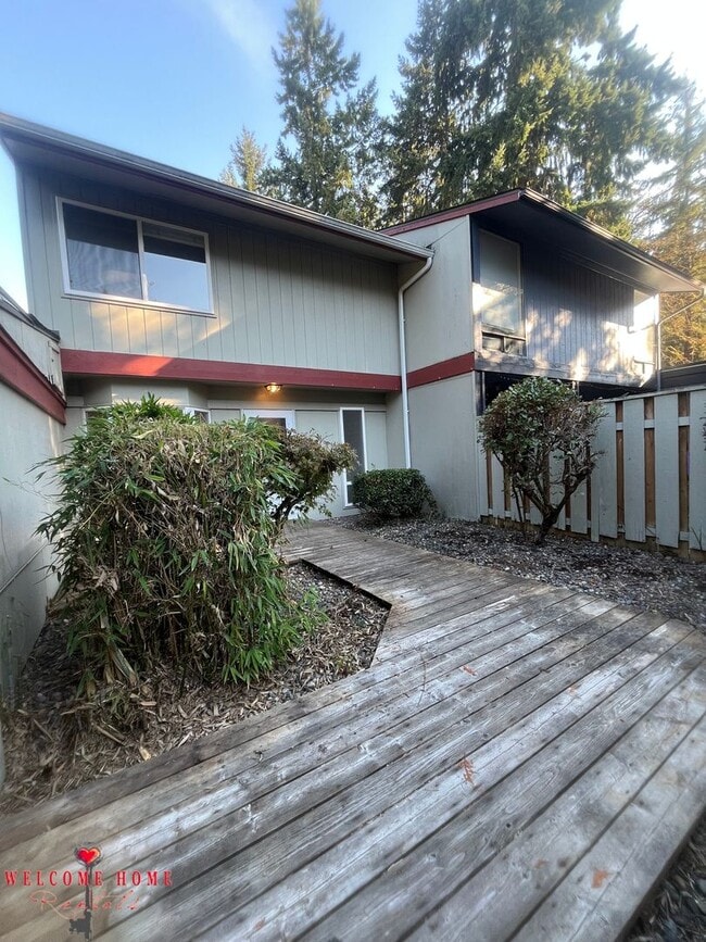 Building Photo - 2 bedroom townhome condo with AMAZING view, brand new carpeting and a fresh coat of paint!!!