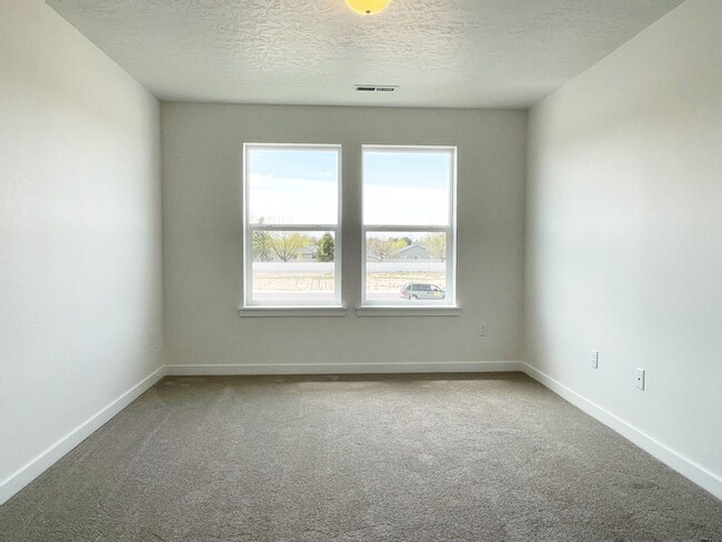 Building Photo - Bright and spacious 4 Bedroom 2.5 Bath hom...