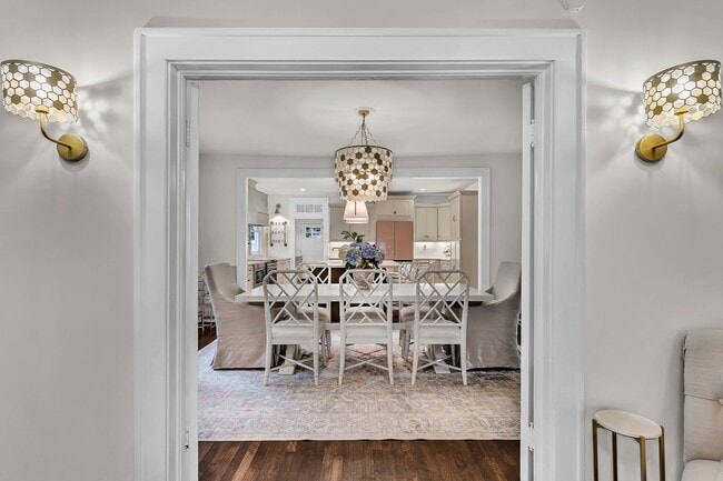 Building Photo - Completely Renovated Charming - 3 bedroom 2 bathroom home - 1108 Bonventure Rd, Savannah GA