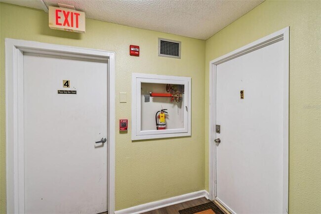 Building Photo - 7400 Sun Island Dr S