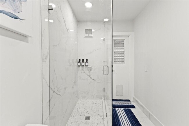 Building Photo - 5136 Beechwood Rd