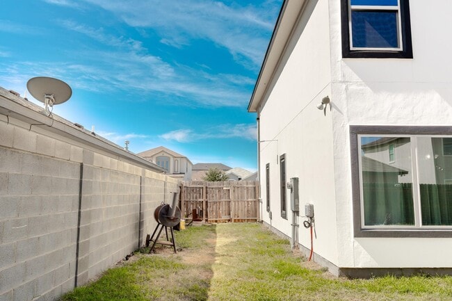 Building Photo - 6010 Leopoldo Dr