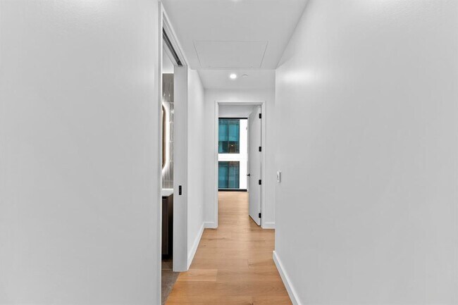 Building Photo - 610 Davis St