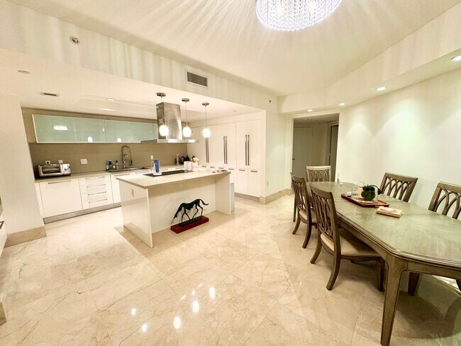 Building Photo - St. Tropez Penthouse