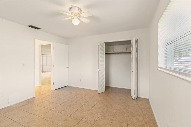 Building Photo - 1248 Lazy Lake Rd W