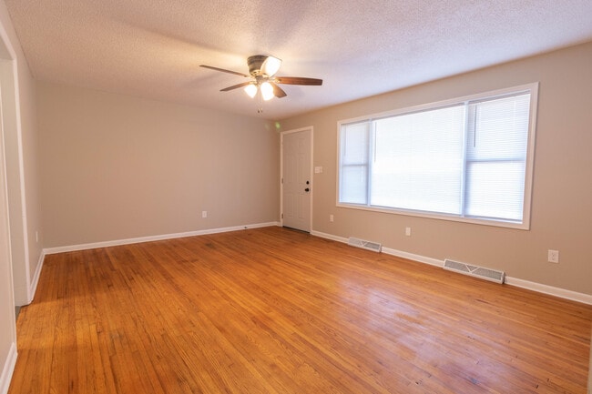 Building Photo - 2405 E Willowbrook