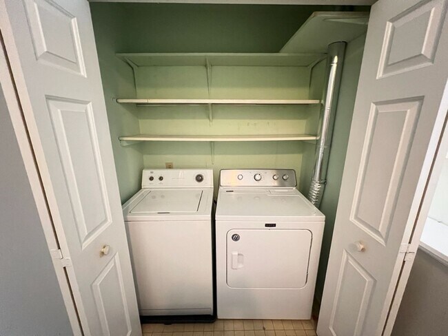 Building Photo - Adorable 3 Bedroom Townhouse w/ 1st Floor ...