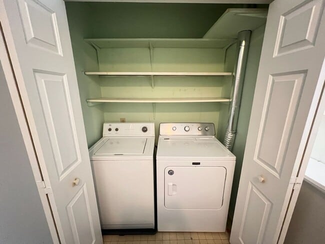 Building Photo - Adorable 3 Bedroom Townhouse w/ 1st Floor Bedroom