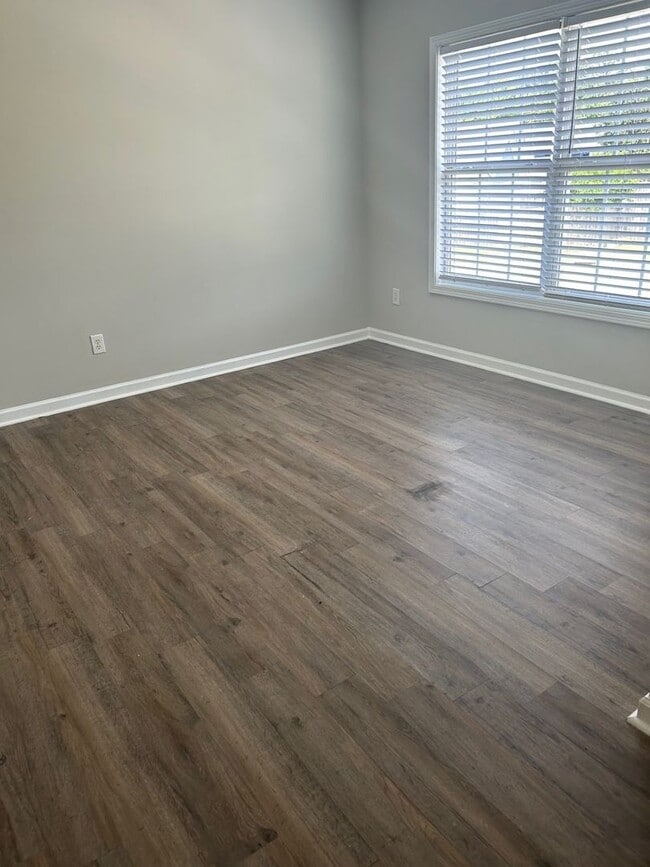 Building Photo - 3 bedroom/ 3 bathroom Townhouse