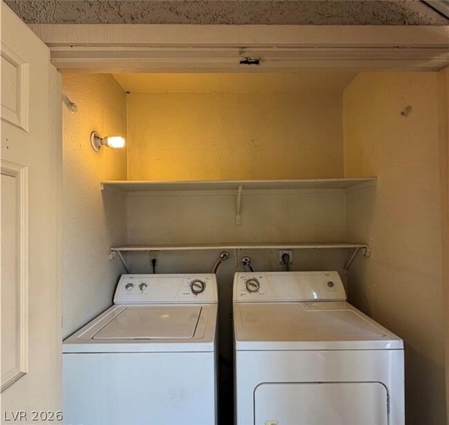 Building Photo - 5044 River Glen Dr