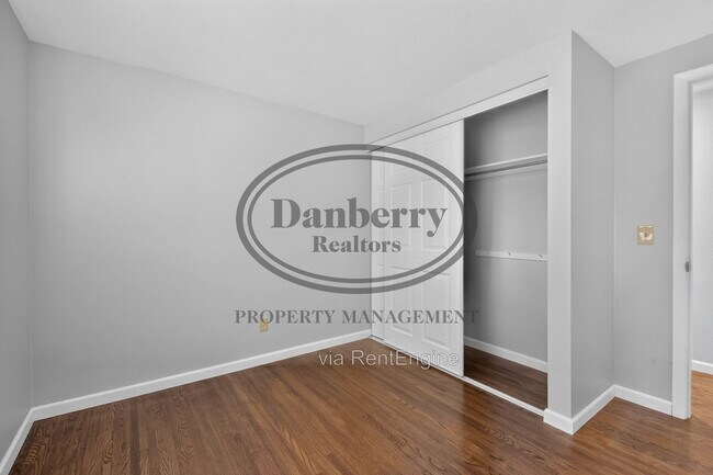 Building Photo - 6946 Kinsman Dr