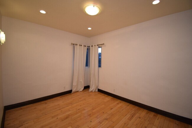Building Photo - Bright & Updated 3 Bed Near Sugarhouse!!